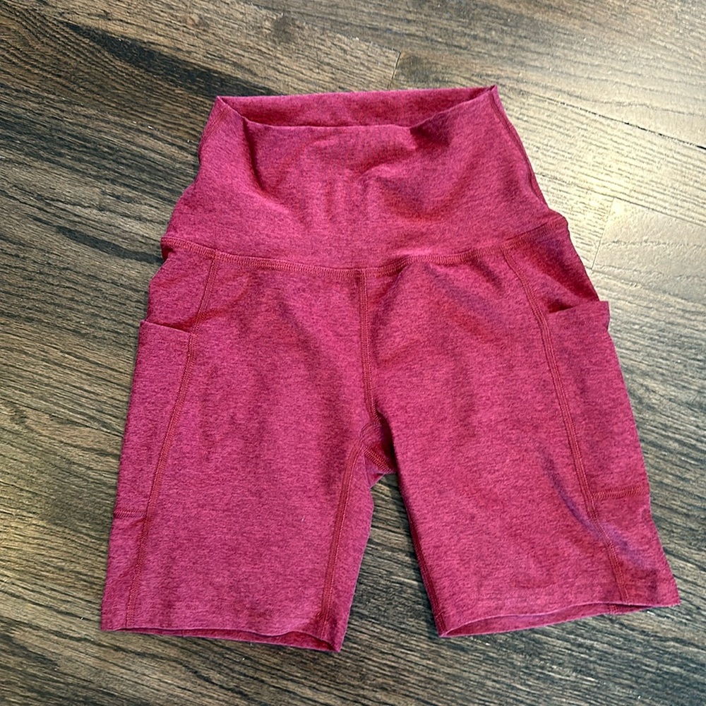 Beyond Yoga Space Dye Biker Shorts Burgundy XS EUC Side Pockets